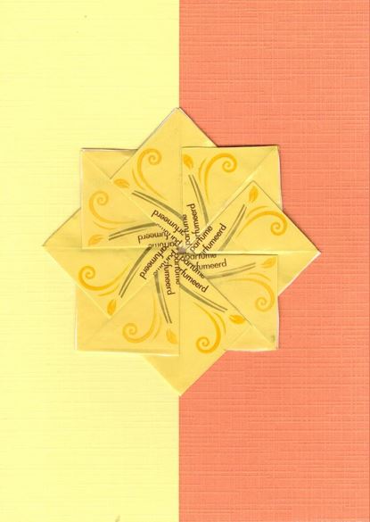 Een Twinings geel grijze rozet op een kaart met lichtgeel bladwijzer motief. <br>Deze rozet is gemaakt uit Twinings earl grey theezakjes.