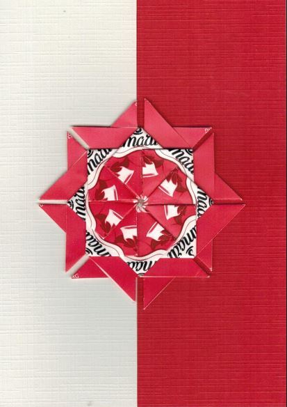 Een Amarti wit rode love rozet met rode bladwijzer motief.<br>Deze rozet is gemaakt uit Amarti love theezakjes.