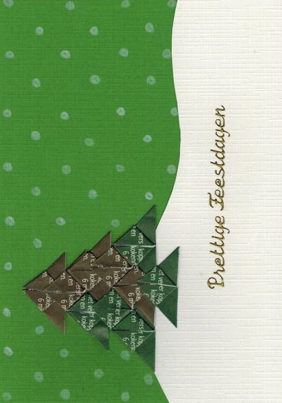 Een donkere licht besneeuwde kerstboom staand op een besneeuwd berglandschap tijdens een sneeuwbui.<br>Dit boompje is gemaakt uit 2 soorten theezakjes van Westminster.<br>Met zijn takken uitgespreid voelt dit boompje zich het mooist.
