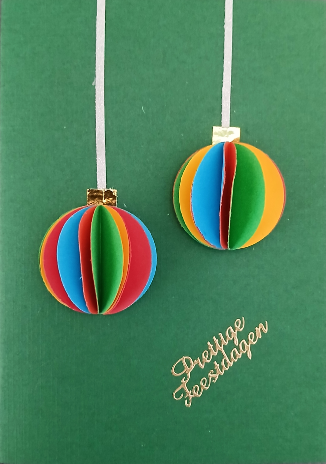 Kerstballen al klaar opgehangen. Je dient hem alleen nog juist open te schikken (te openen en verdelen van de kerstbal kleuren).